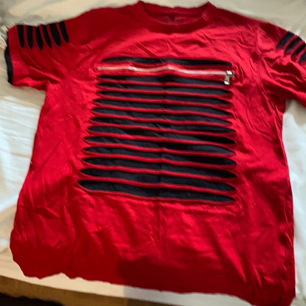 Men’s Ripped tee with front zipper.